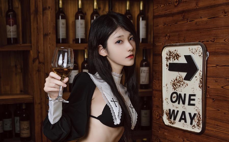南桃Momoko黑修女写真图集|南桃说懂酒味的女人更有味插图3